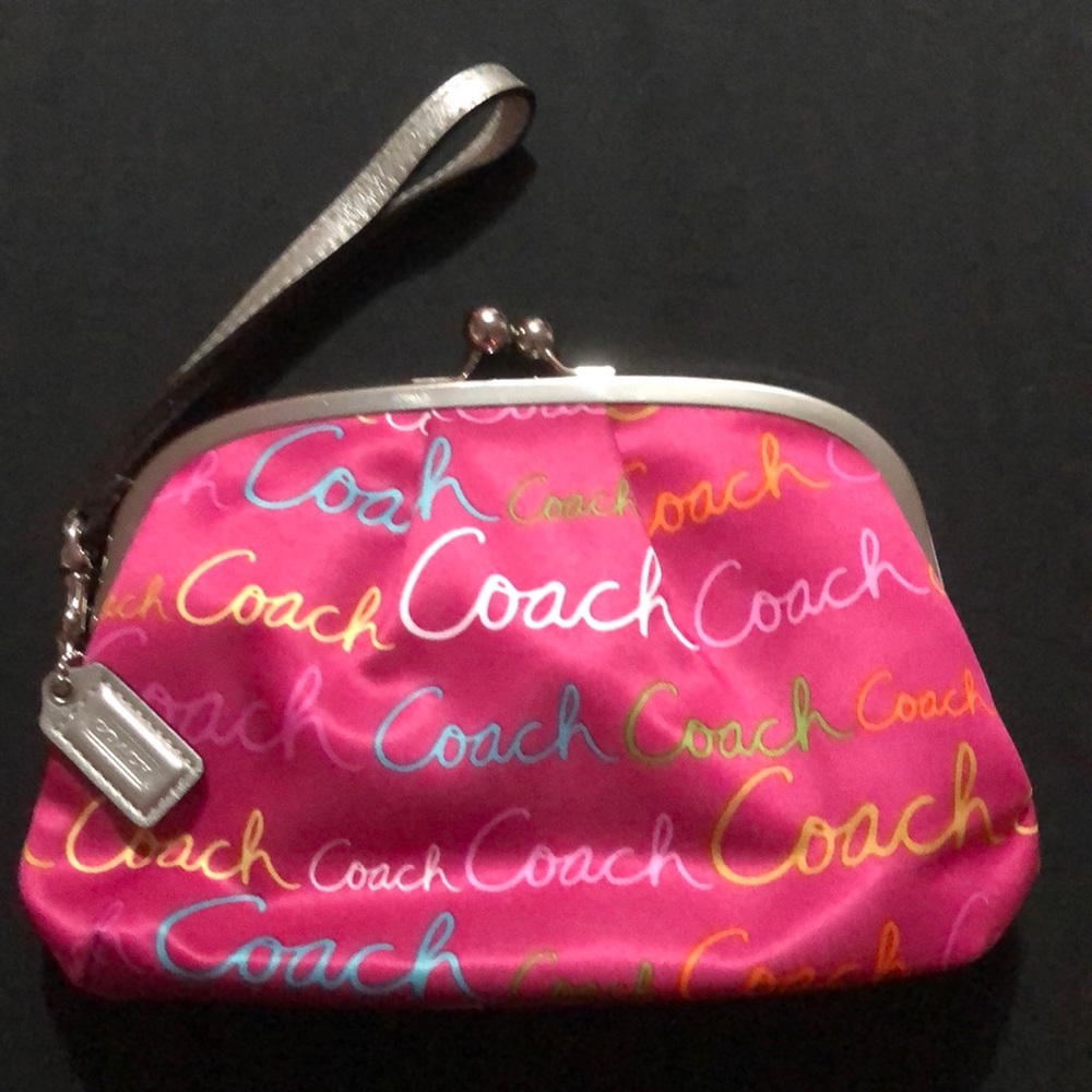Wristlet that looks like a large coin purse